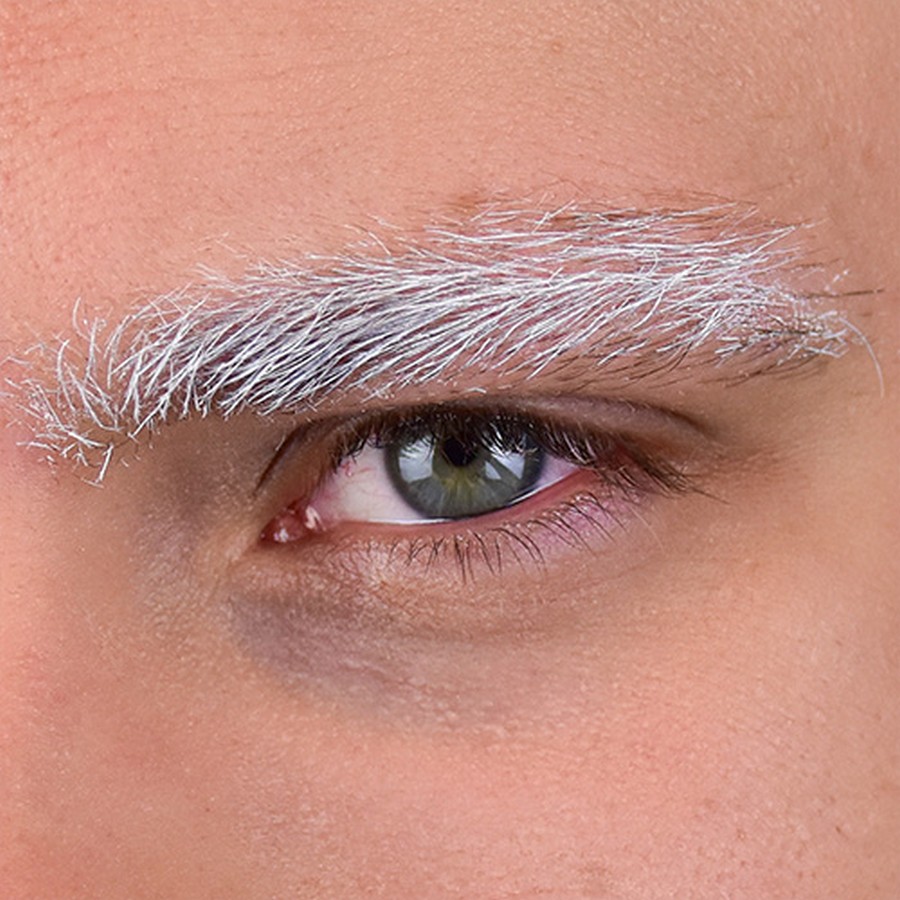 Grimas Mascara Wit op de wenkbrauw | SchminkenGrime.nl Close-up van een wenkbrauw met witte Grimas Mascara, gebruikt voor verouderingseffect of creatieve make-up, verkrijgbaar bij SchminkenGrime.nl