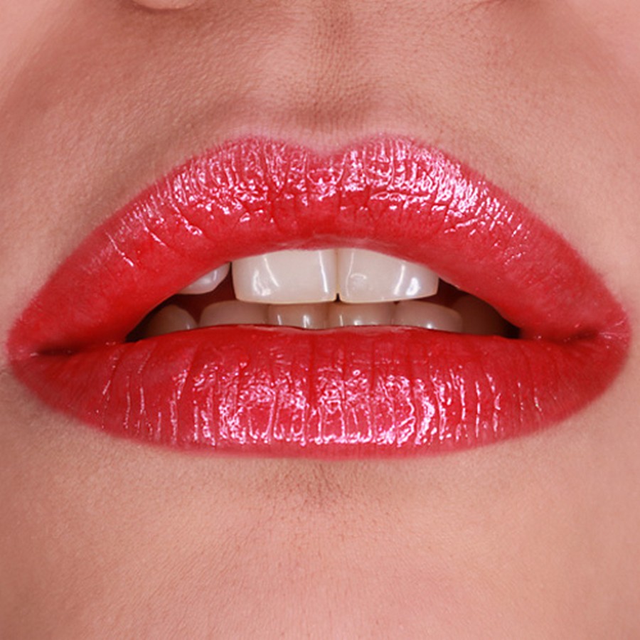 Grimas Lipgloss Red Hot op de lippen, verkrijgbaar bij SchminkenGrime.nl