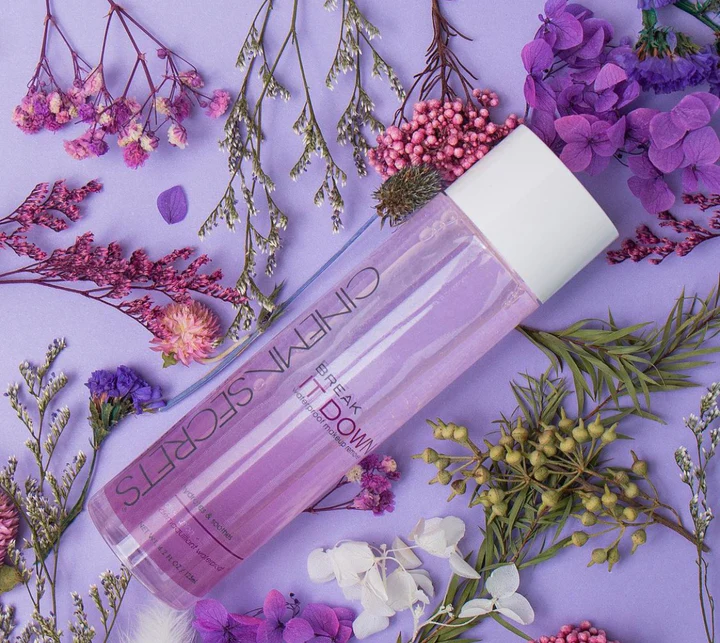 Cinema Secrets Break It Down make-up remover van 125ml tijdens gebruik, ideaal voor het verwijderen van waterproof make-up en SFX, verkrijgbaar bij SchminkenGrime.nl