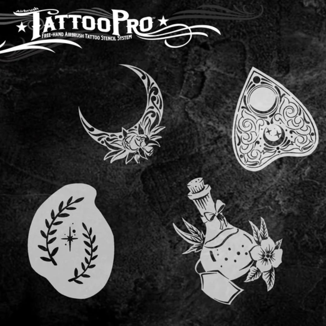 Wiser's TattooPro Stencil Potion & Planchette – mystiek ontwerp, verkrijgbaar bij SchminkenGrime.nl Wiser's Airbrush TattooPro Stencil – Potion & Planchette, gedetailleerd sjabloon met mystieke designs zoals fles en planchette, perfect voor heksen-, gothic- of Halloweenlooks, verkrijgbaar bij SchminkenGrime.nl