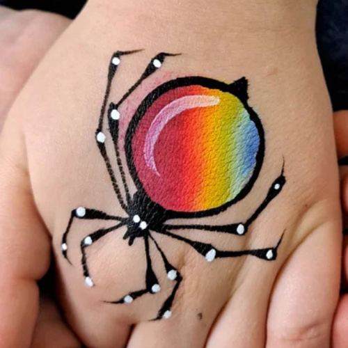 Regenboog spin op een hand, geschminkt met waterschmink van SchminkenGrime.nl