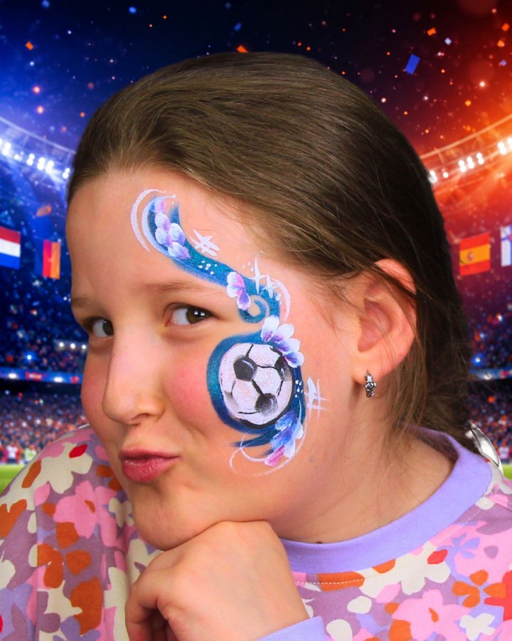 Voetbal schmink met blauwe krullen, bloemen en een voetbal op de wang verkrijgbaar bij SchminkenGrime.nl