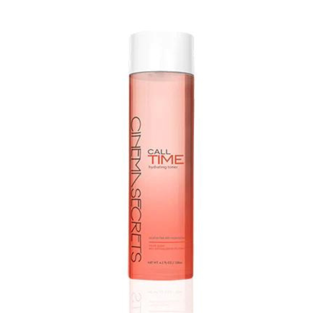 Cinema Secrets Call Time Hydraterende Toner 125ml in gebruik, vernevelende spray die de huid opfrist en hydrateert vóór het aanbrengen van make-up, verkrijgbaar bij SchminkenGrime.nl