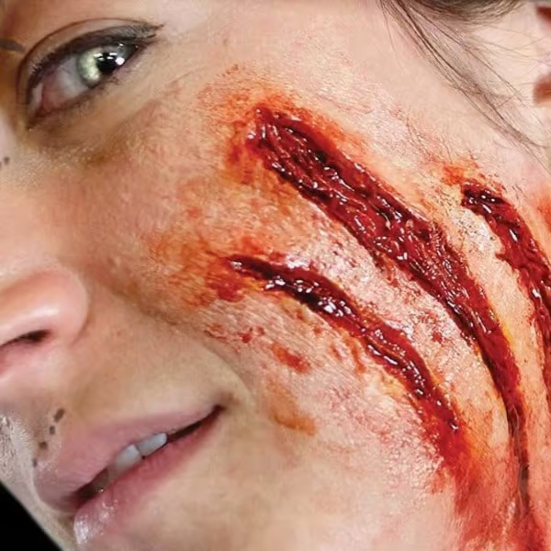 Slashed Flesh aangebracht op huid met realistische snijwonden, Tinsley Transfers, verkrijgbaar bij SchminkenGrime.nl Slashed Flesh wond met diepe snijwonden aangebracht op de huid, Tinsley Transfers, verkrijgbaar bij SchminkenGrime.nl