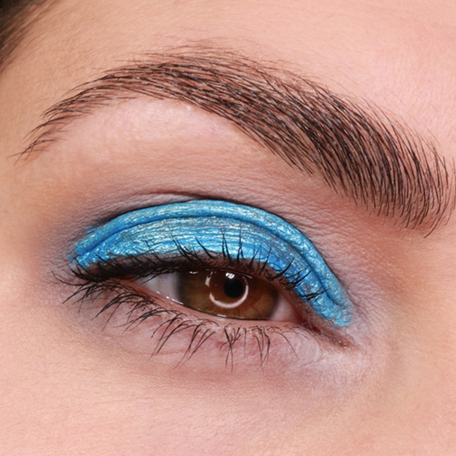 Vloeibare oogschaduw Grimas Bedazzling Blue aangebracht op de huid – laat de metallic blauwe kleur en dekking zien, verkrijgbaar bij SchminkenGrime.nl