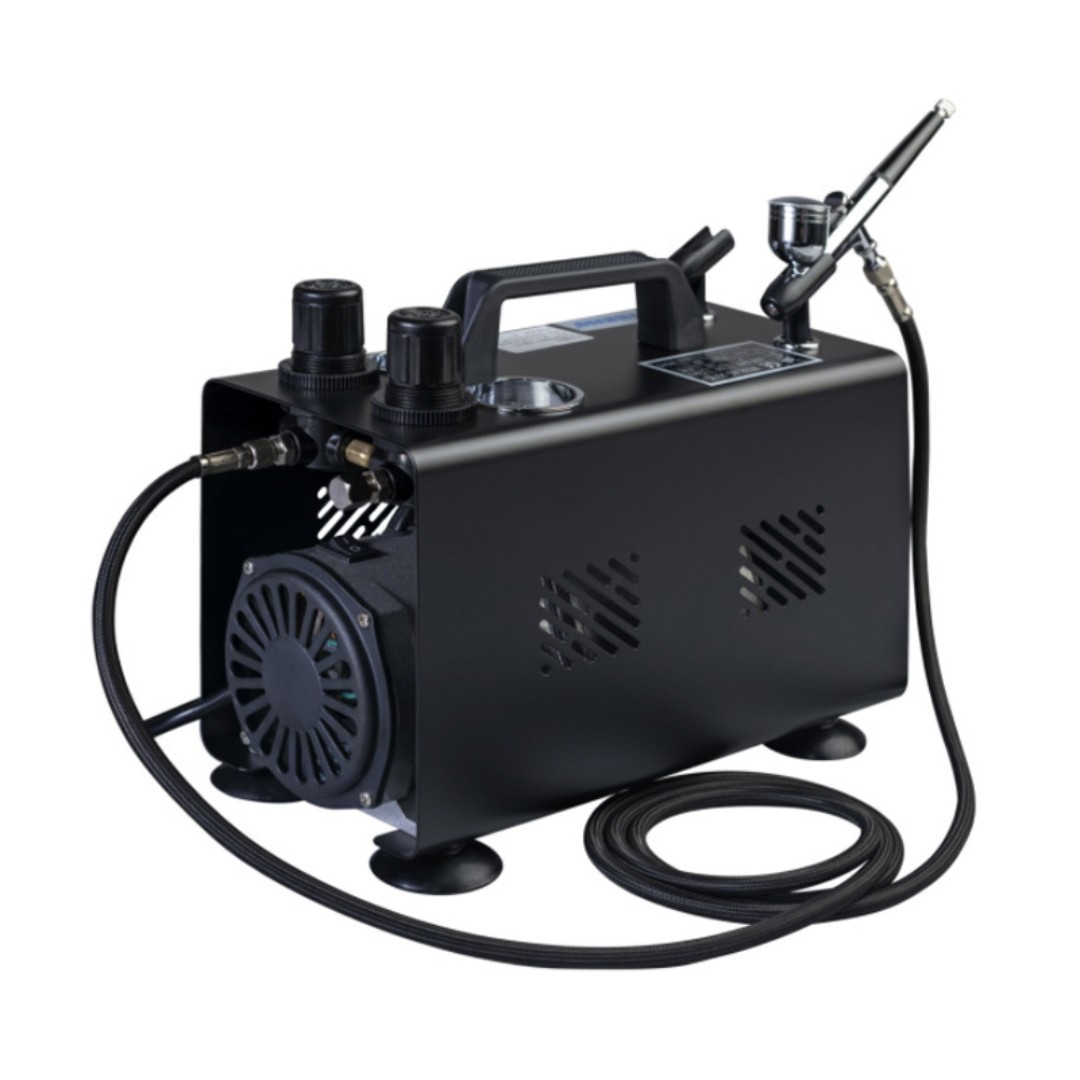Zwarte Airbrush Compressor Kit – zijaanzicht van aangesloten airbrushpistool en luchtslang, verkrijgbaar bij SchminkenGrime.nl