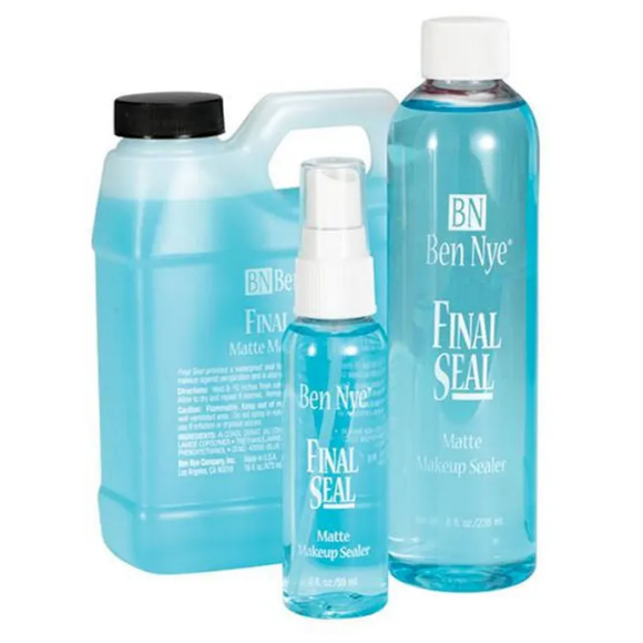 Fixatie producten voor schmink en SFX, verkrijgbaar bij SchminkenGrime.nl Fixatieproducten zoals fixeerpoeder, setting spray en sealing gel voor langdurige houdbaarheid van schmink, grime en SFX make-up, verkrijgbaar bij SchminkenGrime.nl