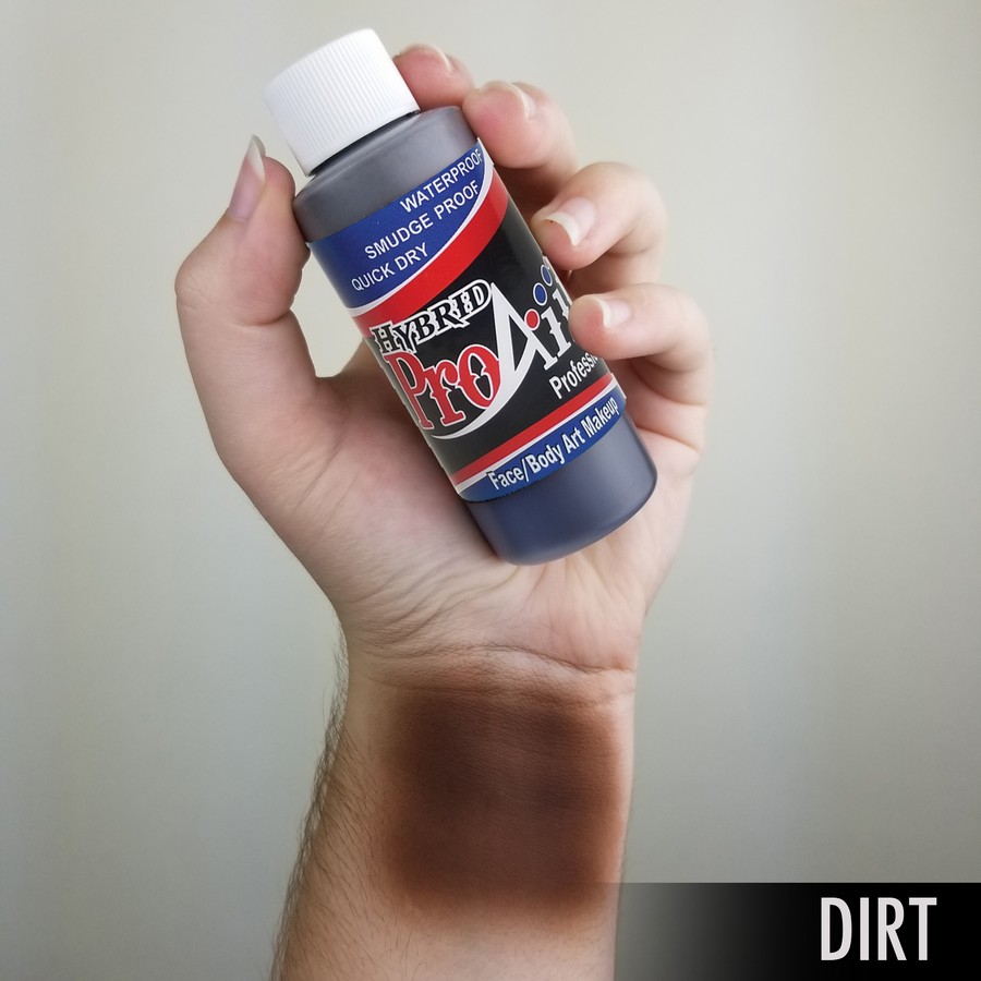 ProAiir Hybrid Dirt – arm swatch van de modderbruine watervaste airbrush schmink ProAiir Hybrid Dirt arm swatch met donkere modderbruine airbrush schmink, ideaal voor camouflage, verwondingen of grime, verkrijgbaar bij SchminkenGrime.nl