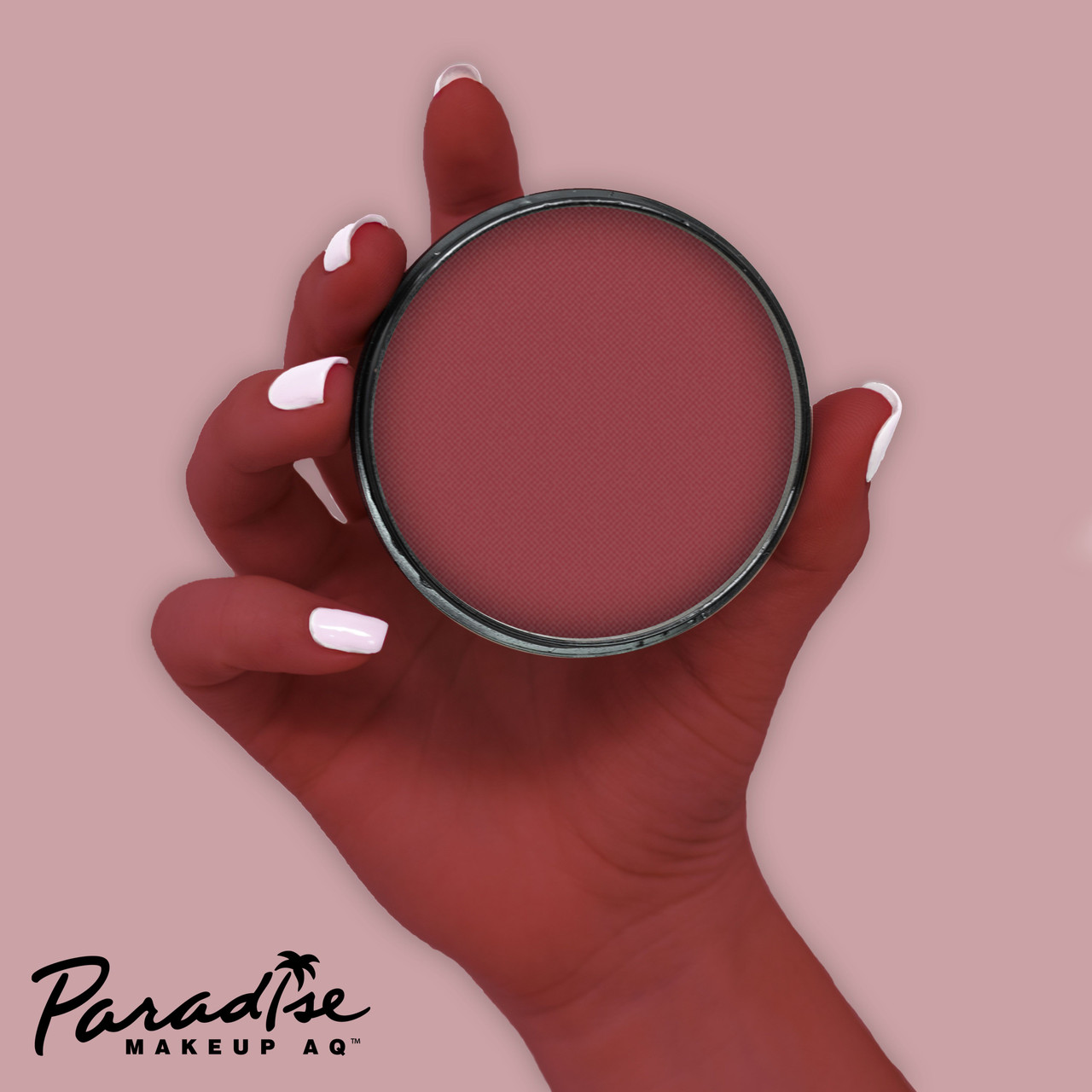 Mehron Paradise Porto 40gr – schmink op hand, verkrijgbaar bij SchminkenGrime.nl Porto kleur van Mehron Paradise op hand aangebracht, toont rijke pigmentatie van deze bordeauxrode waterschmink, verpakking zichtbaar, verkrijgbaar bij SchminkenGrime.nl