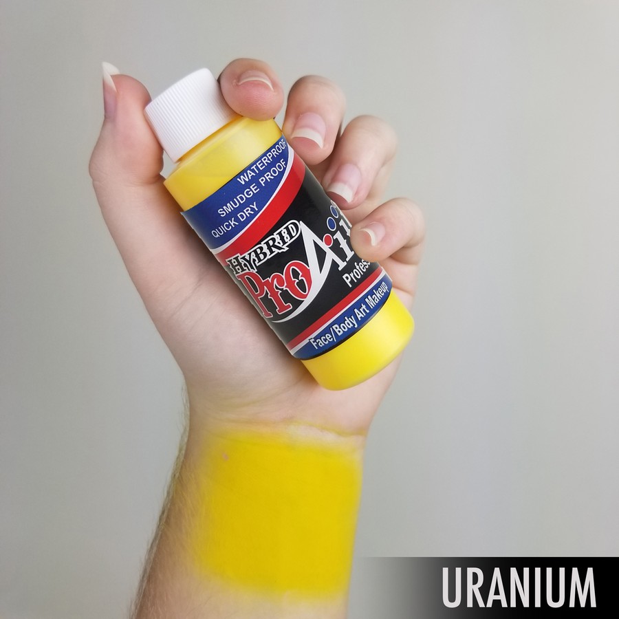 ProAiir Hybrid Uranium Yellow – arm swatch van de neongele watervaste schmink ProAiir Hybrid Uranium Yellow arm swatch met neongele kleur, laat de heldere dekking van deze watervaste schmink zien, verkrijgbaar bij SchminkenGrime.nl