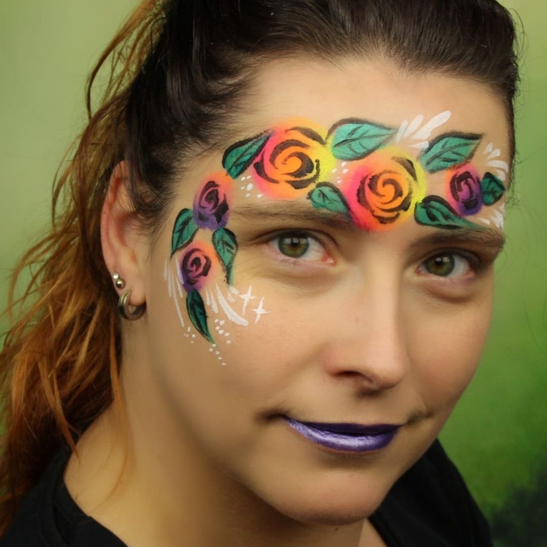 Creatief resultaat van de basiscursus schminken bij SchminkenGrime.nl Na één dag basiscursus schminken kun je zelf expressieve ontwerpen maken met kleur, vorm en controle over je techniek