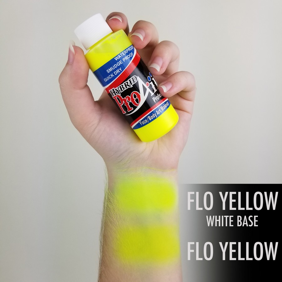 ProAiir Hybrid Flo Yellow arm swatch met neon gele kleur, intens en watervast, geschikt voor festival of creatieve looks, verkrijgbaar bij SchminkenGrime.nl