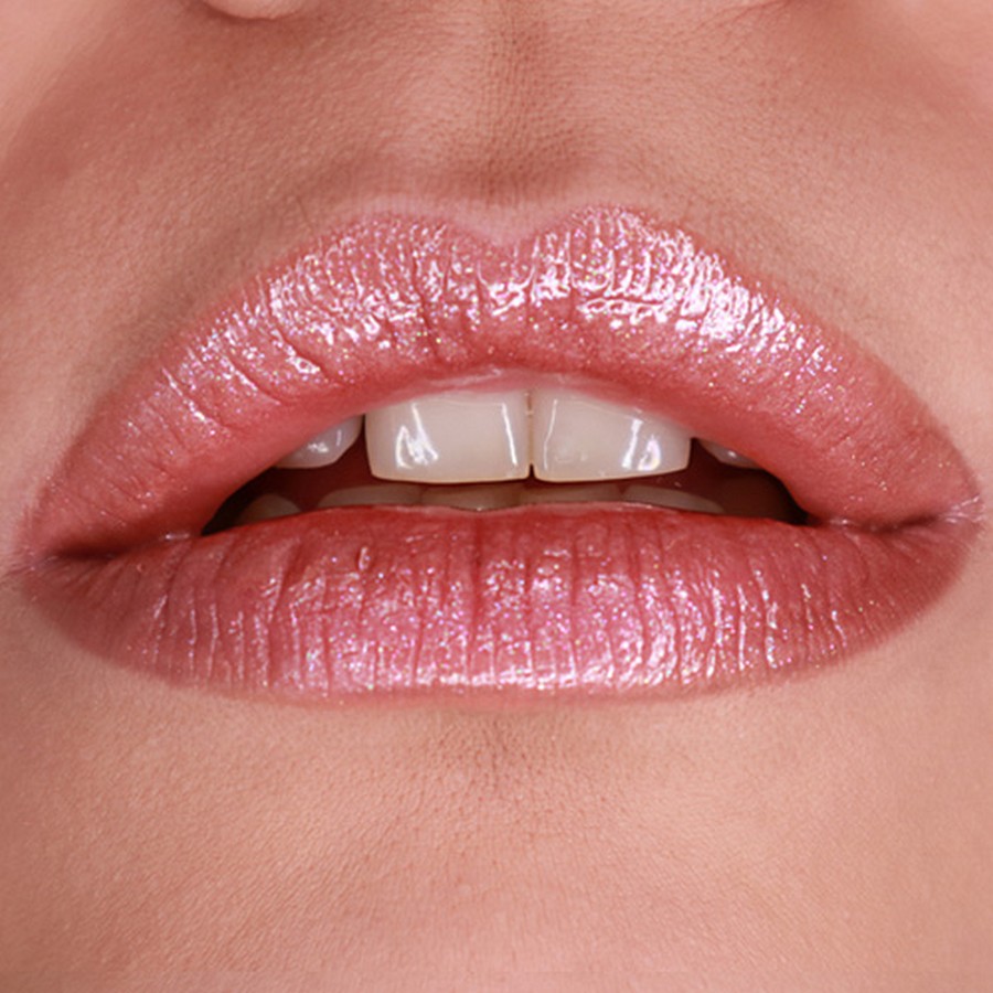 Grimas Lipgloss Sparkling Peach aangebracht op de lippen, verkrijgbaar bij SchminkenGrime.nl