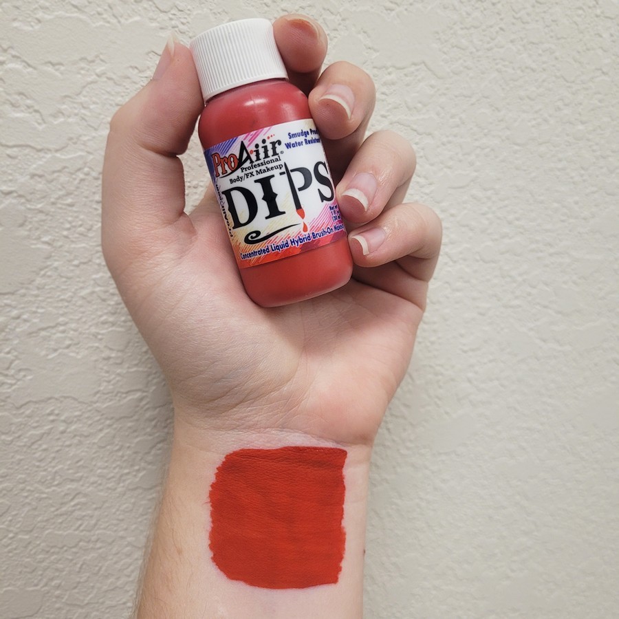 ProAiir Dips Red op de huid – verkrijgbaar bij SchminkenGrime.nl ProAiir Daips Red op de huid aangebracht, waterproof schmink, verkrijgbaar bij SchminkenGrime.nl