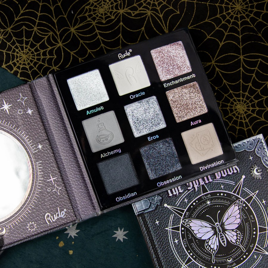Rude Cosmetics Spell Book Palette Desire - verpakking en layout, verkrijgbaar bij SchminkenGrime.nl Verpakking en kleurenopstelling van het Spell Book Desire oogschaduwpalette, verkrijgbaar bij SchminkenGrime.nl