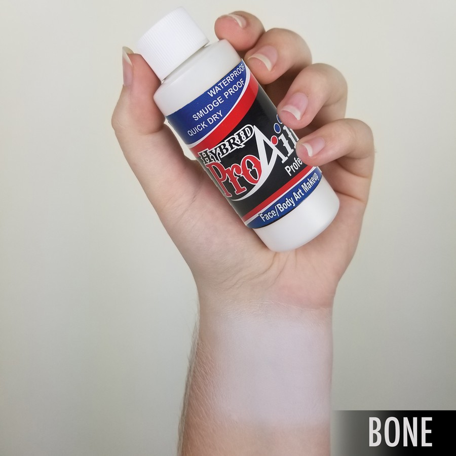 ProAiir Hybrid Bone – arm swatch van de lichtbeige airbrush schmink ProAiir Hybrid Bone arm swatch toont lichtbeige tint van deze watervaste airbrush schmink, ideaal als basis voor lichte huiden of fantasylooks, verkrijgbaar bij SchminkenGrime.nl