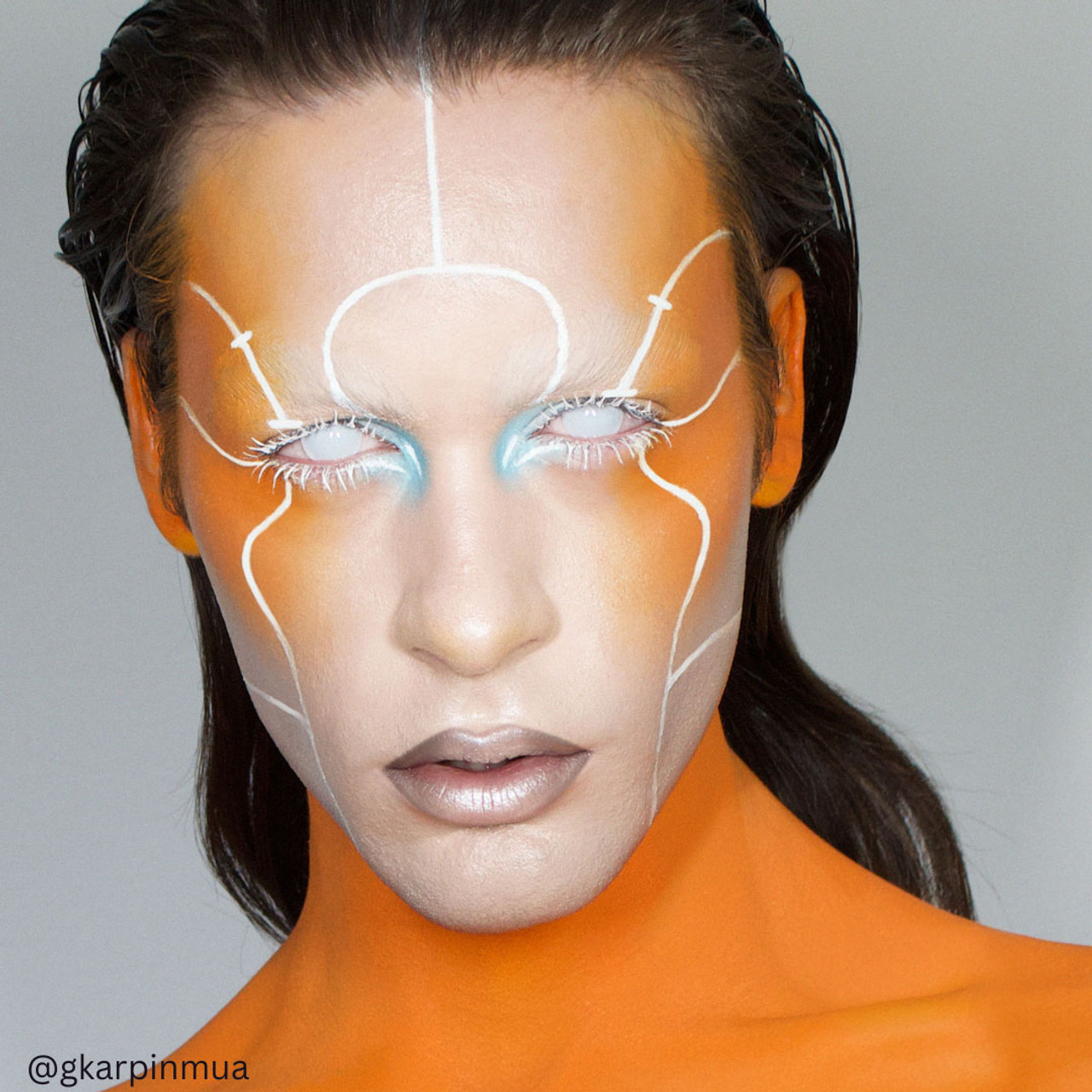 Mehron Liquid Makeup Orange (135ml) aangebracht op de huid, toont de levendige oranje kleur en egale dekking, ideaal voor schmink, cosplay en SFX, verkrijgbaar bij SchminkenGrime.nl