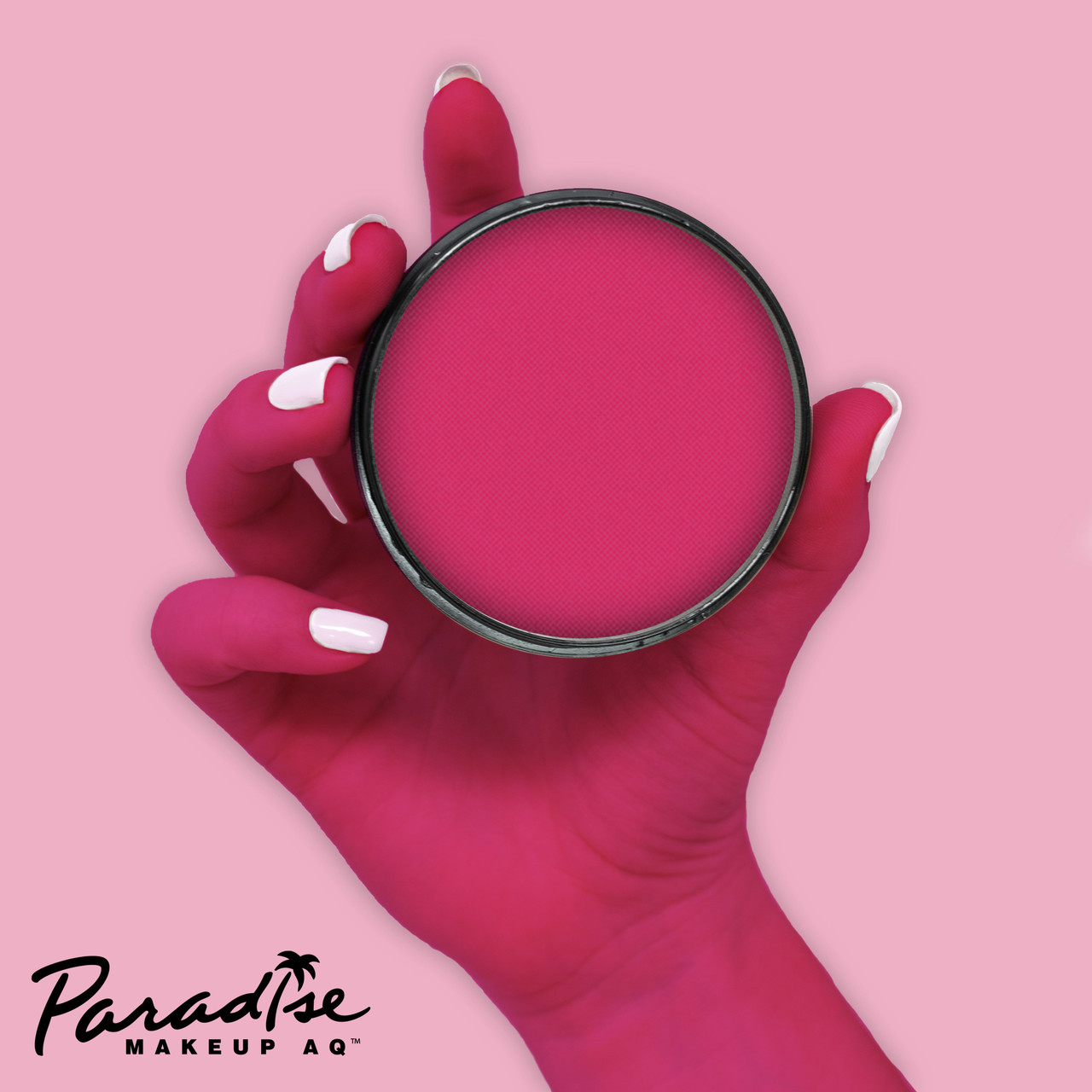 Mehron Paradise Dark Pink 40gr – schmink op hand, verkrijgbaar bij SchminkenGrime.nl Dark Pink kleur van Mehron Paradise aangebracht op de hand, met verpakking erbij, toont pigmentatie en dekking van de donkerroze waterschmink, verkrijgbaar bij SchminkenGrime.nl