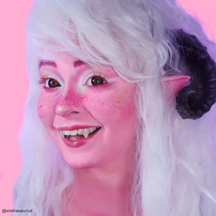 Fantasy schminklook met Mehron Paradise Makeup AQ™ Pastel Pink (40 gram) Creatieve SFX-look met witte pruik, roze huid en fantasy-elementen, geschminkt met Mehron Paradise Makeup AQ™ Pastel Pink (40 gram).