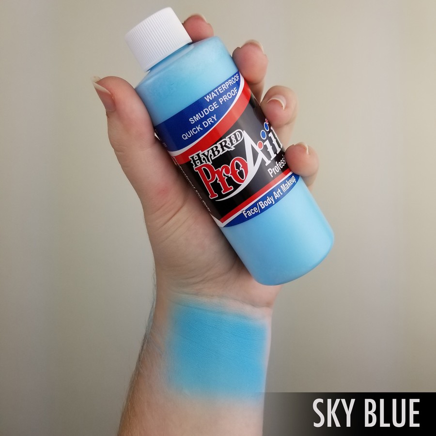 ProAiir Hybrid Sky Blue arm swatch toont helder lichtblauw pigment, watervaste airbrush schmink op alcoholbasis, ideaal voor zachte designs, verkrijgbaar bij SchminkenGrime.nl