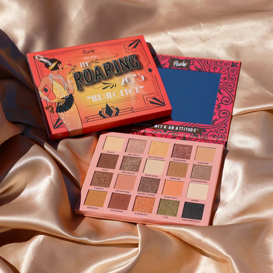 Binnenkant van het Indulgence palette met verschillende glanzende en matte kleuren, verkrijgbaar bij SchminkenGrime.nl
