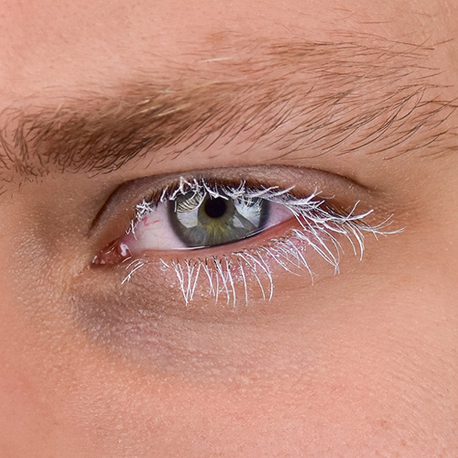 Grimas Mascara Wit op de wimpers | SchminkenGrime.nl Close-up van een oog met witte Grimas Mascara op boven- en onderwimpers, voor een opvallend wit effect, verkrijgbaar bij SchminkenGrime.nl