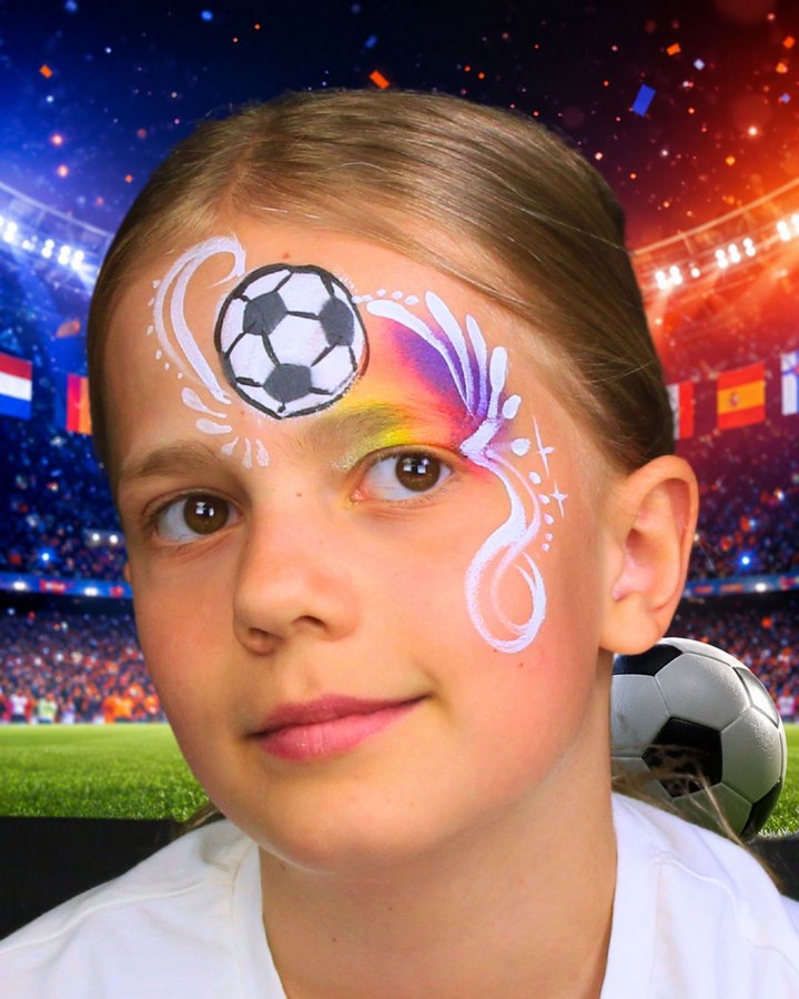 Kind met een voetbal schminkontwerp op het voorhoofd voor WK voetbal schminken verkrijgbaar bij SchminkenGrime.nl
