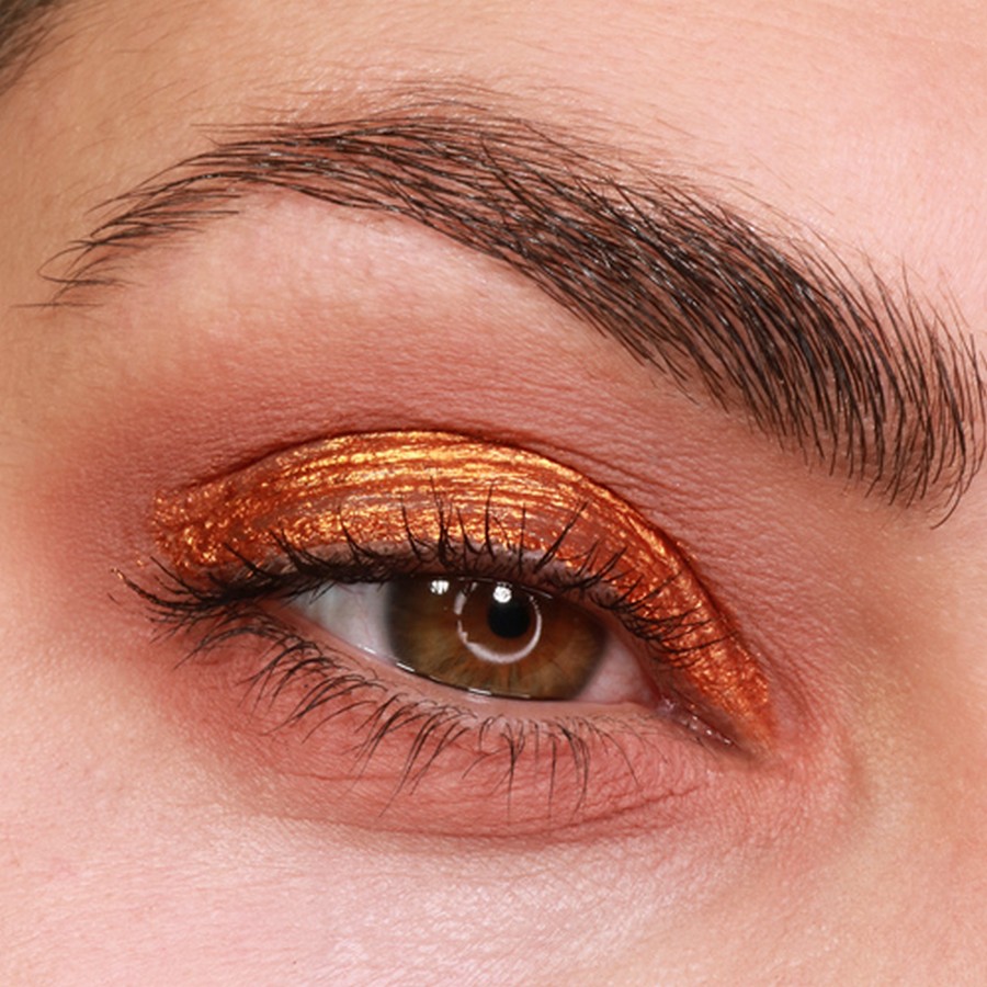 Grimas Glossy Orange oogschaduw op de huid – heldere oranje kleur met glanzende finish, laat de kleurintensiteit op de huid zien, verkrijgbaar bij SchminkenGrime.nl