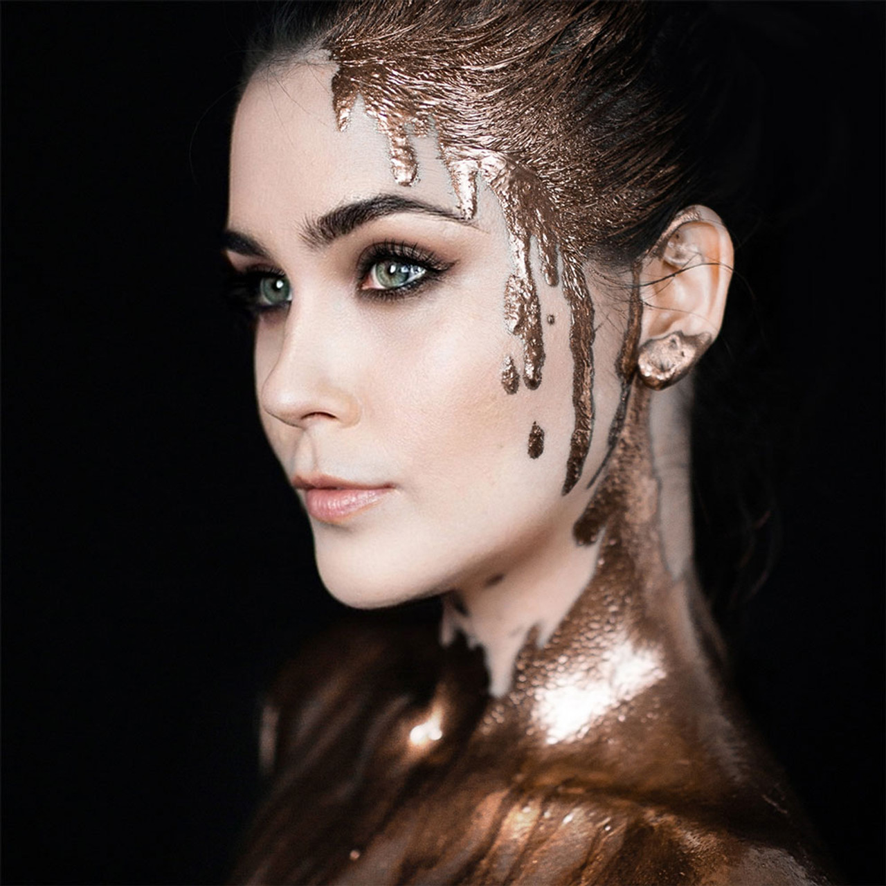 Voorbeeld met Mehron Metallic Powder Bronze op gezicht en lichaam | SchminkenGrime.nl Model met Mehron Metallic Powder Bronze als bodypaint – verkrijgbaar bij SchminkenGrime.nl