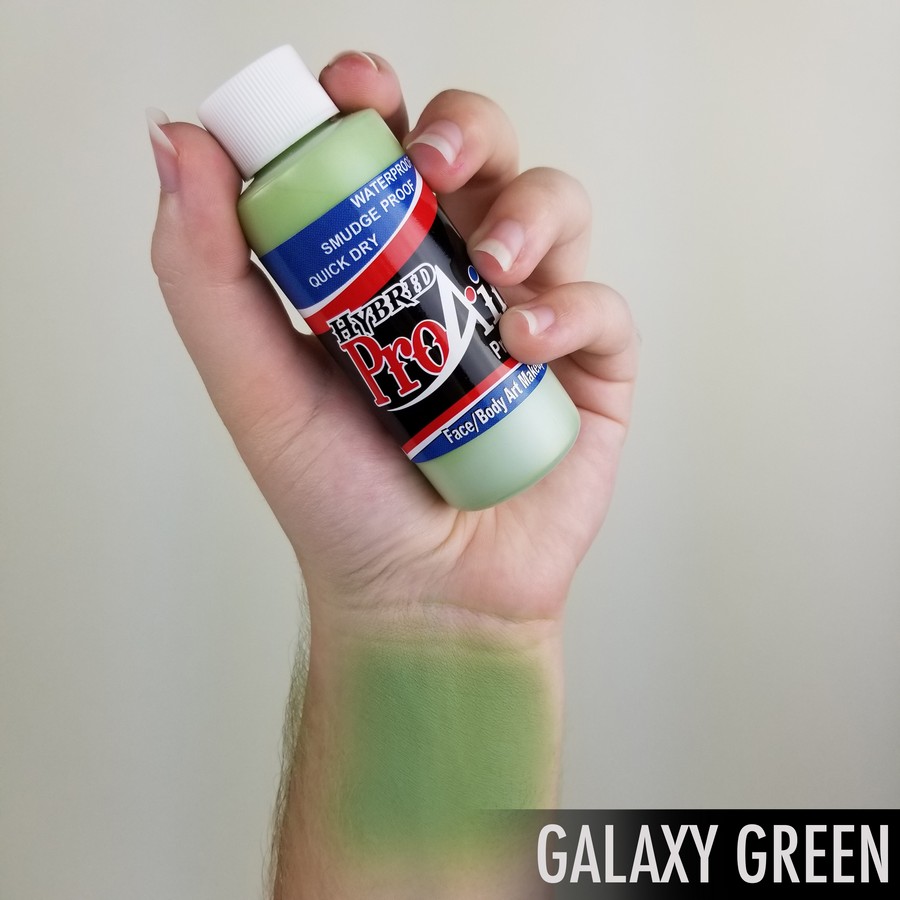 ProAiir Hybrid Galaxy Green – arm swatch van de sprankelend groene airbrush schmink ProAiir Hybrid Galaxy Green arm swatch toont sprankelende groen-blauwe kleur, watervaste airbrush schmink met metallic glans, verkrijgbaar bij SchminkenGrime.nl