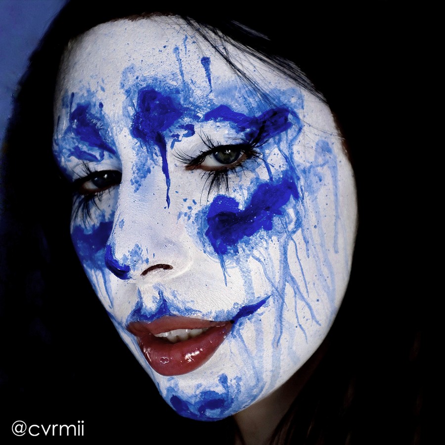 Clown- en SFX-look met Mehron Paradise Dark Blue – SchminkenGrime.nl Make-up look met clown-elementen en Mehron Paradise Makeup Dark Blue – geïnspireerd door theater & SFX, verkrijgbaar bij SchminkenGrime.nl