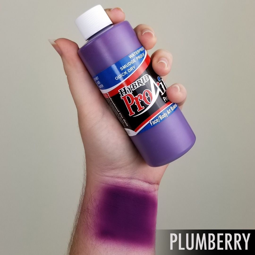 ProAiir Hybrid Plumberry op de huid – SchminkenGrime.nl ProAiir Hybrid Plumberry – dieppaarse bessenkleur voor fantasy make-up, verkrijgbaar bij SchminkenGrime.nl