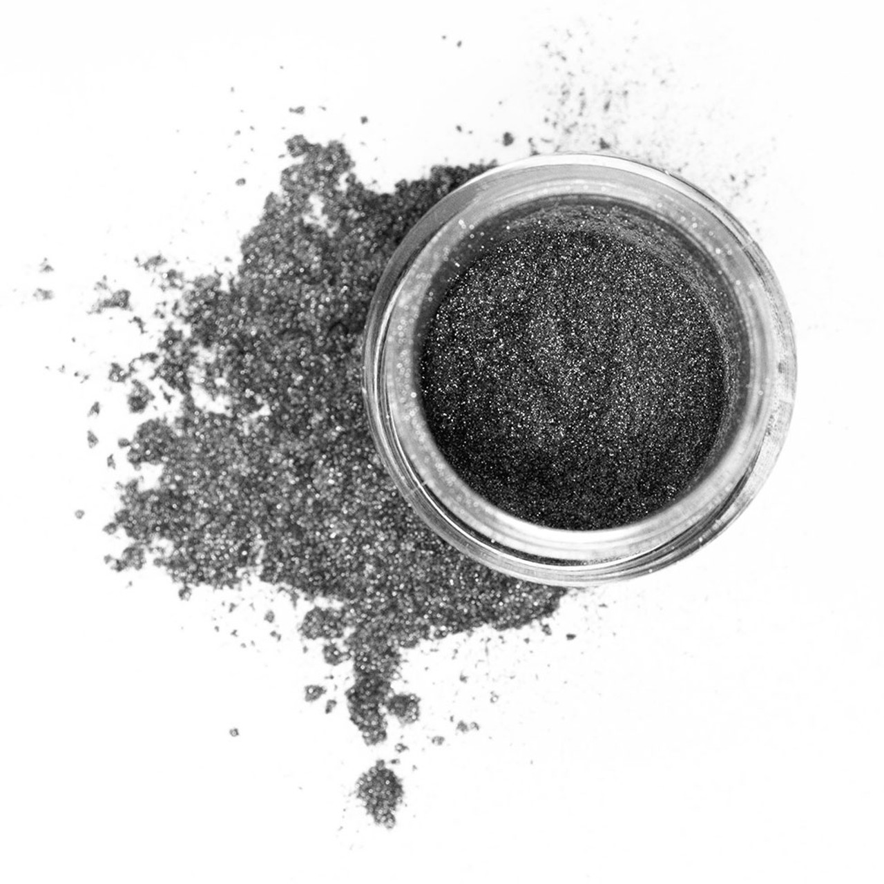 Mehron Precious Gem Powder Black Onyx – SchminkenGrime.nl Mehron Gem Powder Black Onyx – donkere tint met glanzende diepte, verkrijgbaar bij SchminkenGrime.nl