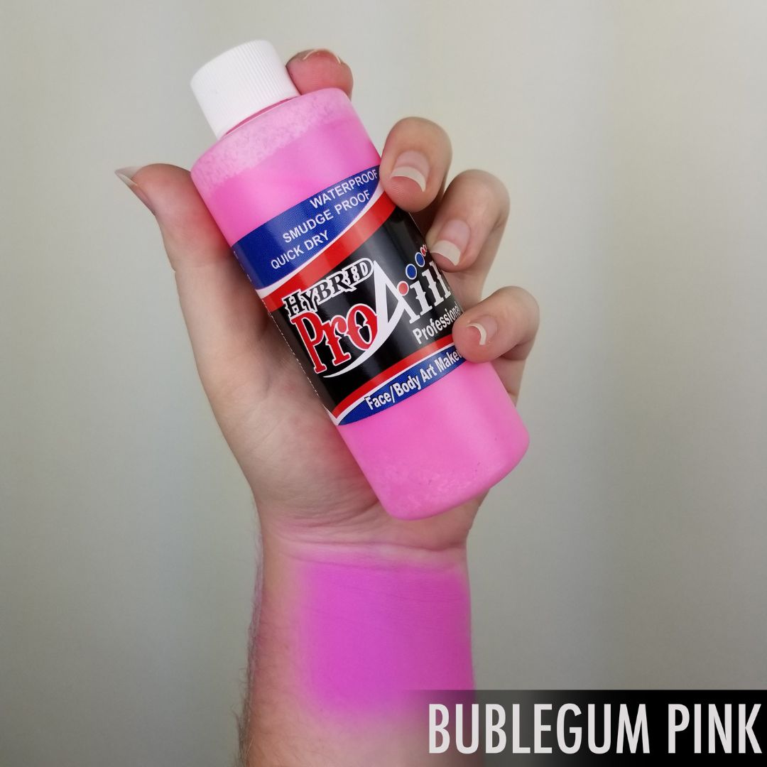 ProAiir Hybrid Bubblegum Pink op huid – SchminkenGrime.nl Bubblegum Pink op huid aangebracht, zoetroze kleur ProAiir Hybrid, SchminkenGrime.nl