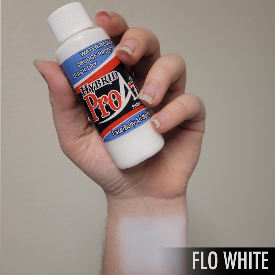 ProAiir Hybrid Flo White – arm swatch van de witte neon airbrush schmink ProAiir Hybrid Flo White arm swatch toont witte neon airbrush schmink, perfect voor onderlagen of UV-accenten, verkrijgbaar bij SchminkenGrime.nl