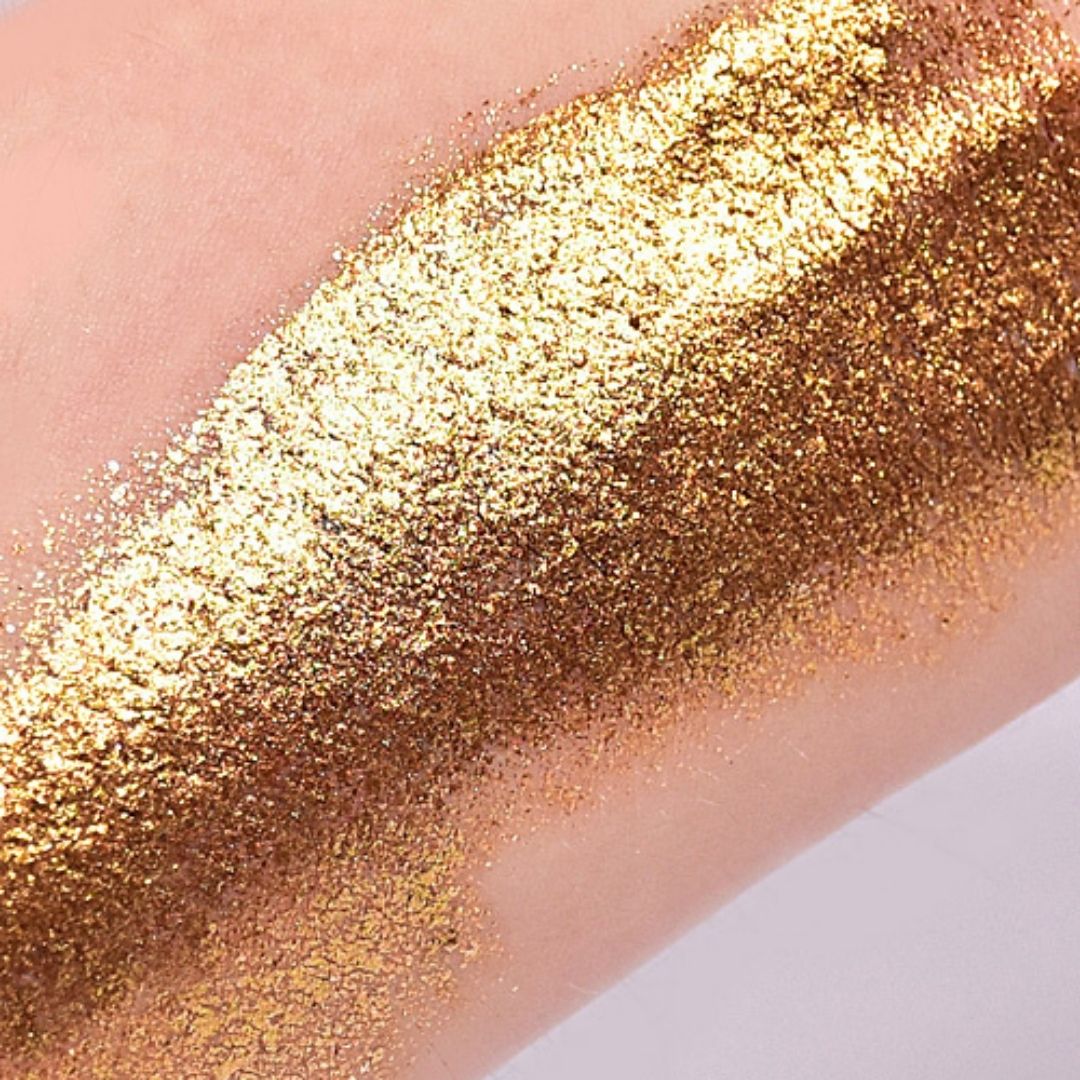 Swatch van Grimas Glistening Gold Cosmetic Glitter – intense goudkleurige glitter – SchminkenGrime.nl.