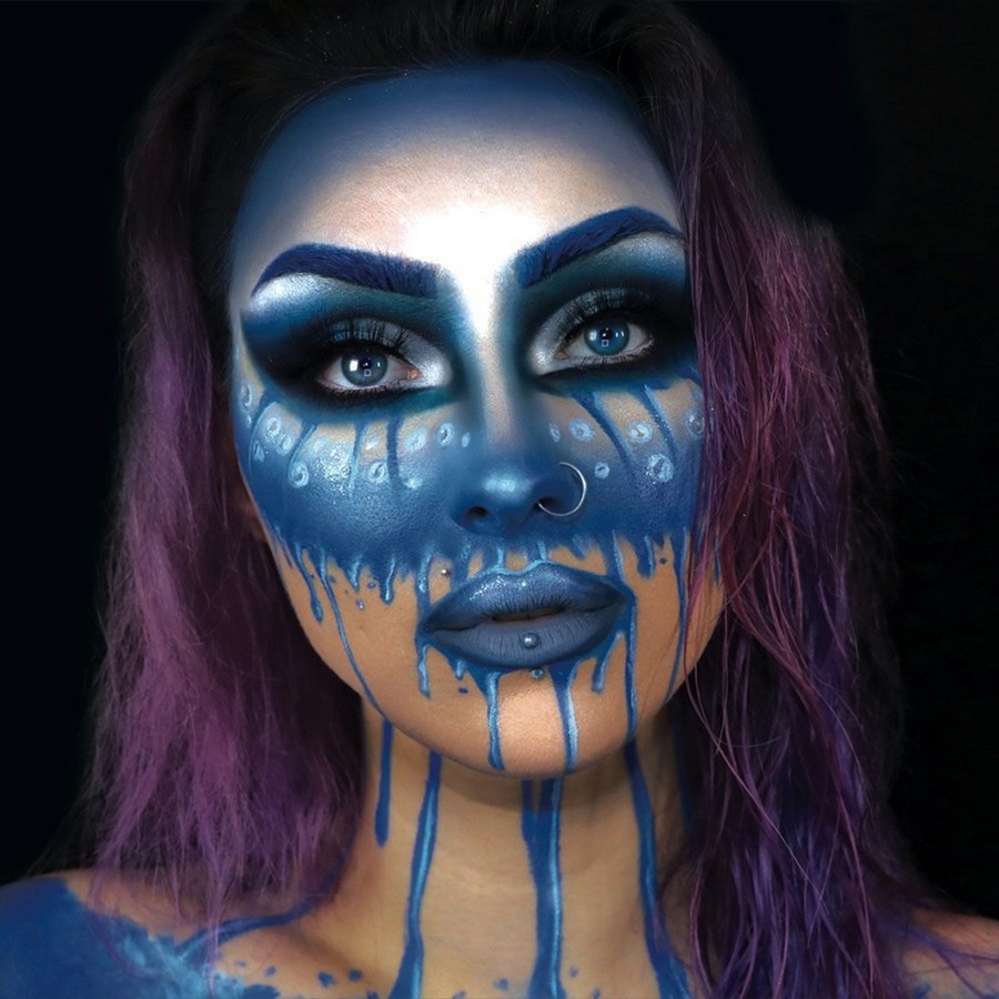 Facepaint look met Mehron Paradise Dark Blue – SchminkenGrime.nl Spectaculaire dripping facepaint met Mehron Paradise Makeup Dark Blue – gemaakt met schmink van SchminkenGrime.nl
