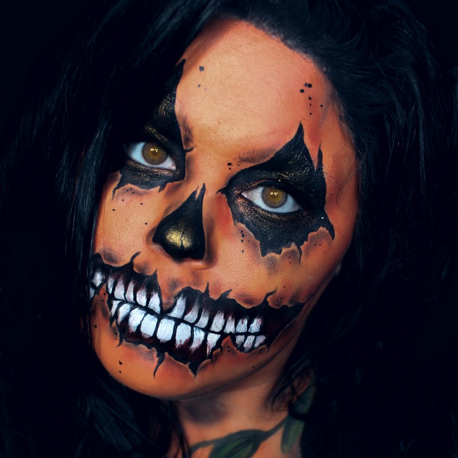 Halloween skull facepaint met Mehron Paradise Coral, SchminkenGrime.nl pectaculaire Halloweenlook met witte tanden, zwarte accenten en koraalachtige huidtint gecreëerd met Mehron Paradise Coral – SchminkenGrime.nl