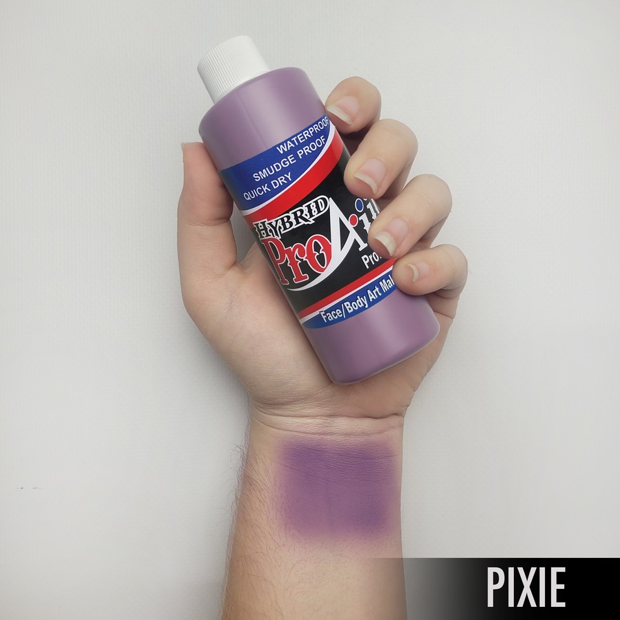 ProAiir Hybrid Pixie – arm swatch van de zachte Paarse watervaste schmink ProAiir Hybrid Pixie arm swatch toont paarse watervaste airbrush schmink, luchtig en vrolijk van toon, ideaal voor feeërieke of sprookjeslooks, verkrijgbaar bij SchminkenGrime.nl