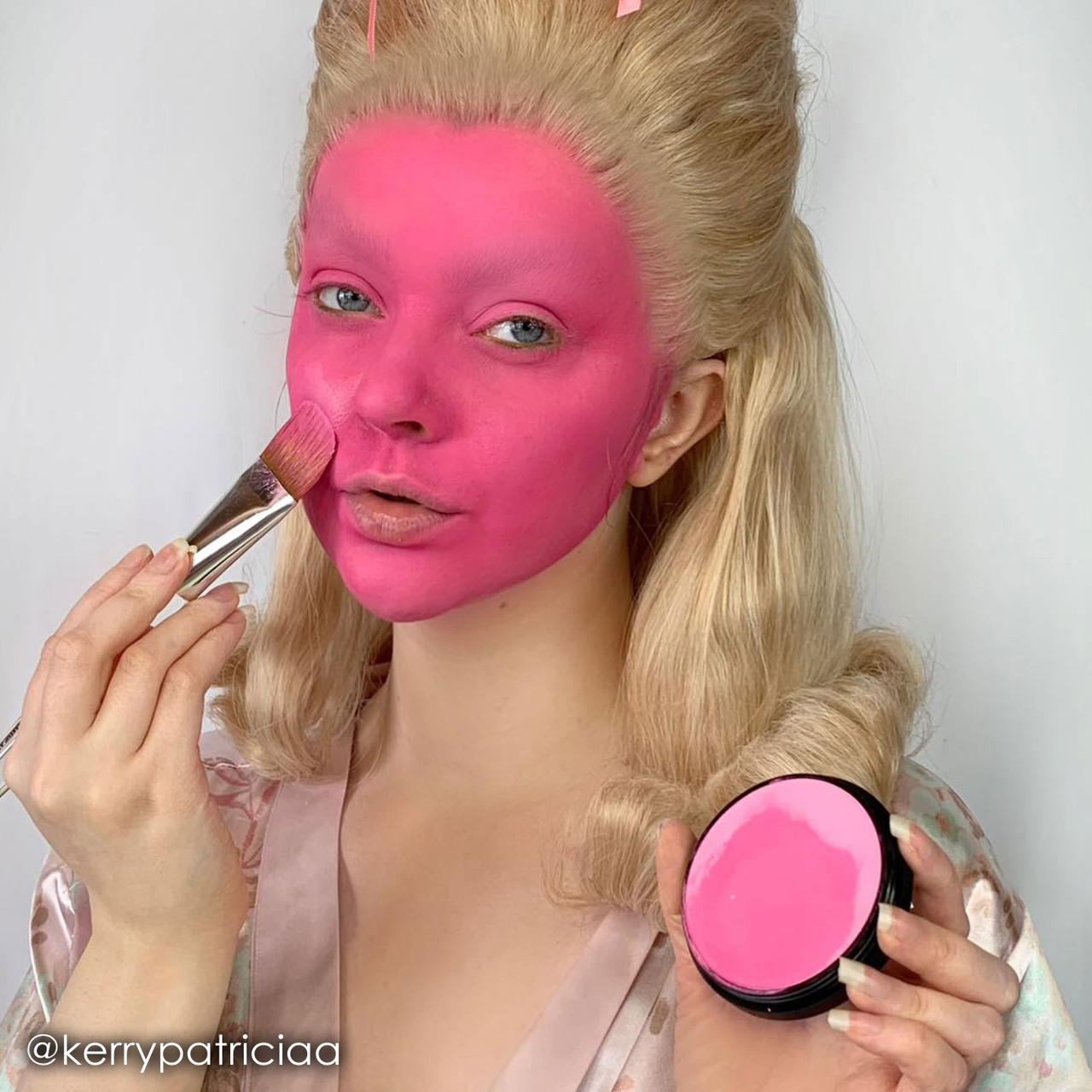 Barbie of poppenlook maken met Mehron StarBlend Pink – Beschikbaar op SchminkenGrime.nl Make-up voorbeeld met Mehron StarBlend Pink – Felle roze schmink van SchminkenGrime.nl
