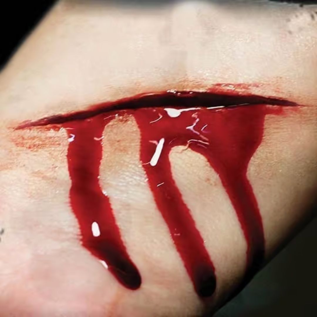 Realistisch aangebrachte Tinsley Transfers Cutter 3D FX Transfer met nepbloed op de huid, perfect voor Halloween of film, verkrijgbaar bij SchminkenGrime.nl
